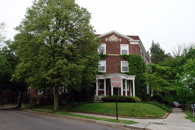 2760 Devonshire Pl NW in Washington, DC - Foto de edificio - Building Photo