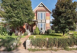 2555 Holmes St in Kansas City, MO - Building Photo