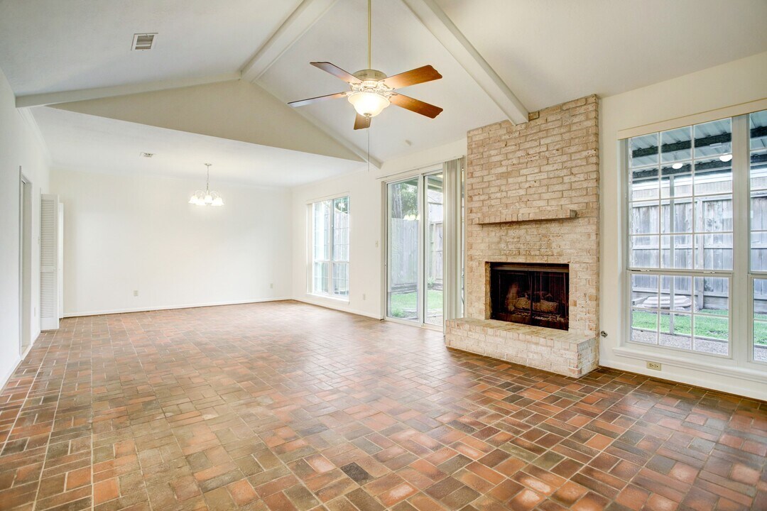 1108 Nantucket Dr in Houston, TX - Building Photo
