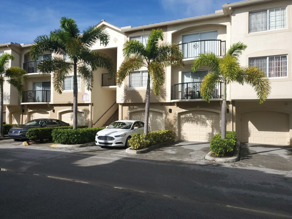 1300 Crestwood Ct S in Royal Palm Beach, FL - Foto de edificio