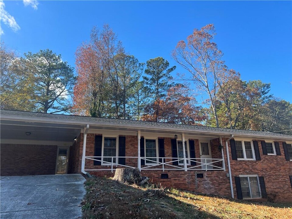 972 Bingham Ln in Stone Mountain, GA - Building Photo