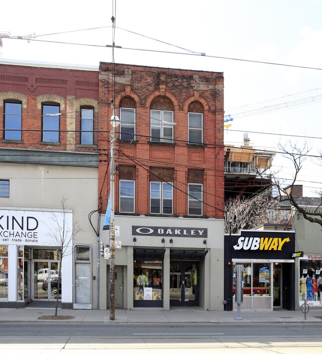 383 Queen St W