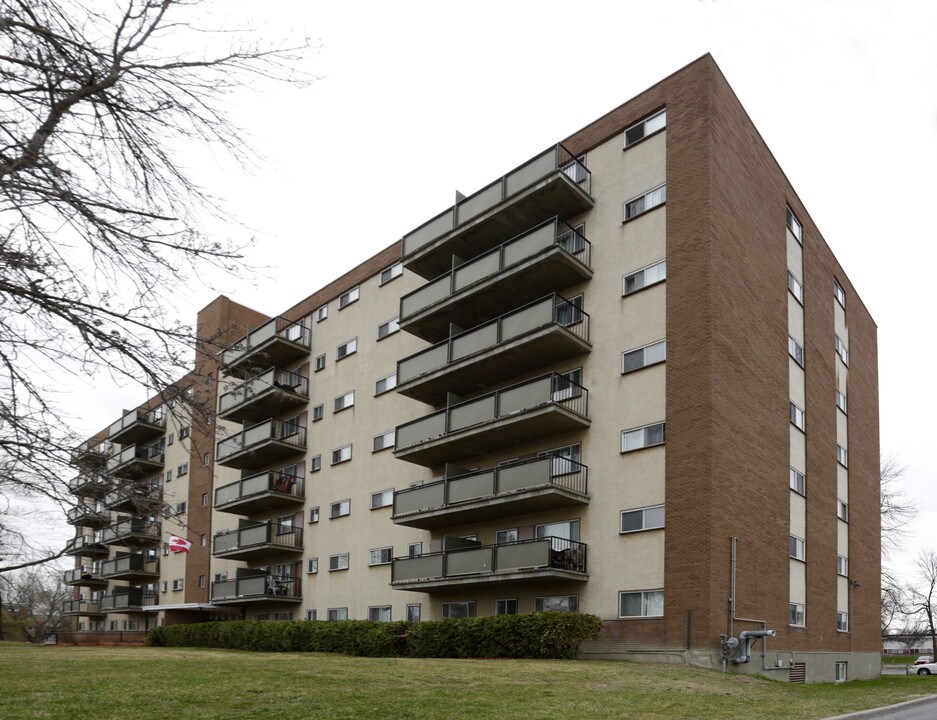 Frontenac in Ottawa, ON - Building Photo