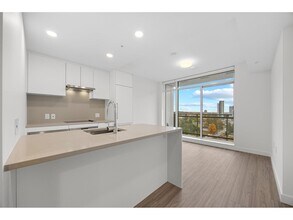 13675-1107A 107A Ave in Surrey, BC - Building Photo - Building Photo