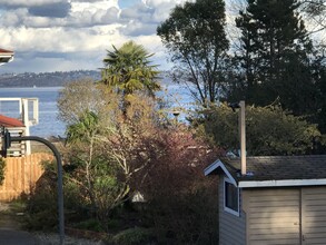 15116 Sunrise Dr NE, Unit WATER VIEW BEACH ACCESS in Bainbridge Island, WA - Building Photo - Building Photo