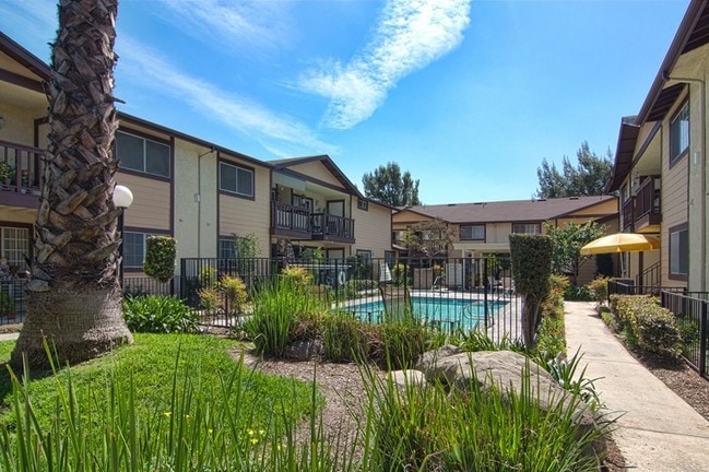 Woodside Senior Apartments (55+) in Ontario, CA - Foto de edificio - Building Photo