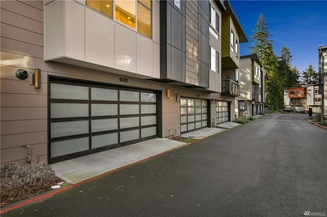 16381 NE 16th Ct in Bellevue, WA - Building Photo - Building Photo
