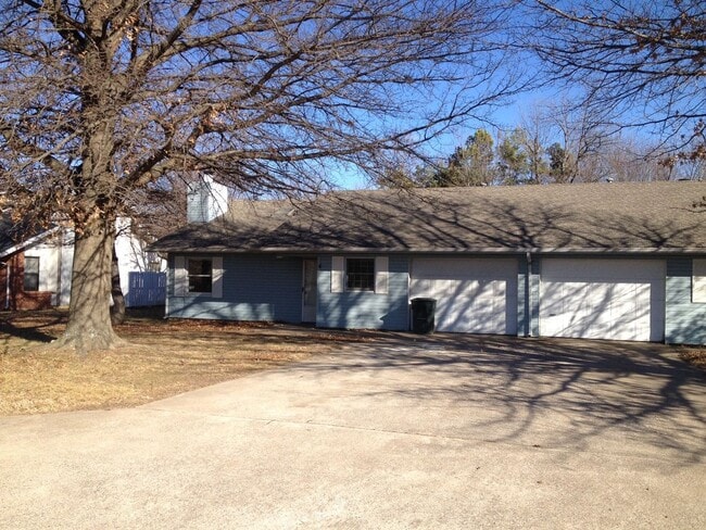 property at 984-984 N Lancelot Ave