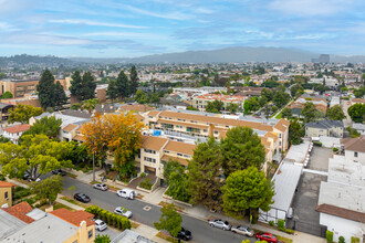 121 Sinclair Ave in Glendale, CA - Foto de edificio - Building Photo