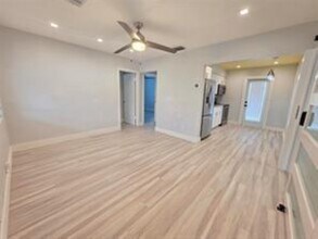 250 NE 42nd Ct in Oakland Park, FL - Foto de edificio - Building Photo