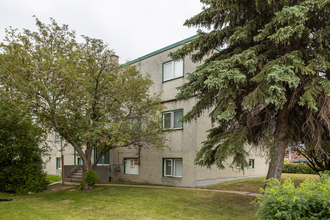 4758 53 St in Red Deer, AB - Building Photo - Building Photo