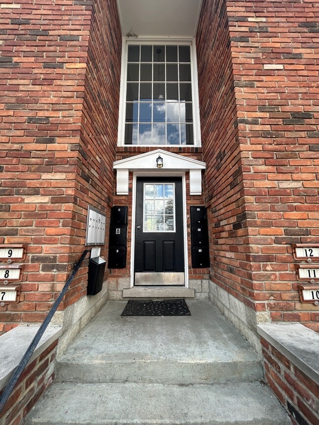 31831 Grand River Ave in Farmington, MI - Foto de edificio - Building Photo