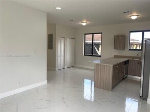 211 NW 7th Ct-Unit -A in Hallandale Beach, FL - Building Photo - Building Photo