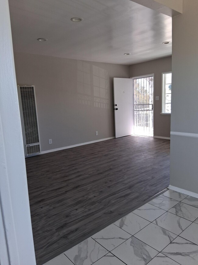1421 W 84th Pl, Unit 1421 half in Los Angeles, CA - Building Photo - Building Photo