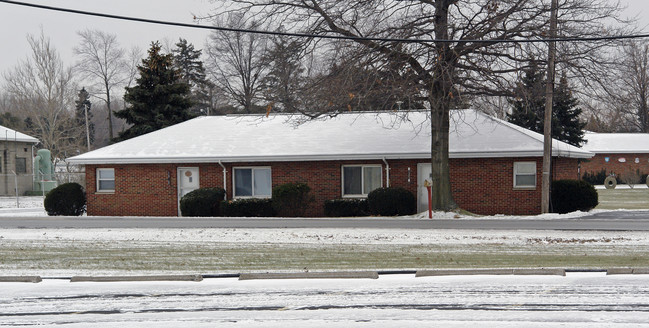 1301 Cooper Foster Park Rd in Amherst, OH - Foto de edificio - Building Photo