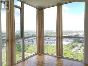 7 Concorde Pl in Toronto, ON - Building Photo - Building Photo