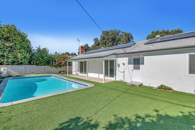 21004 Lanark St in Canoga Park, CA - Building Photo - Building Photo