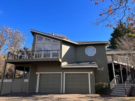 400 Glenview Dr in Ashland, OR - Building Photo