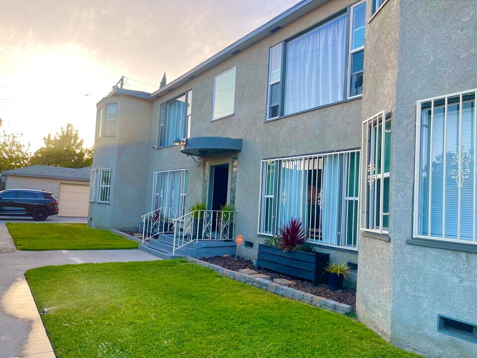 8991 Burke Ave in South Gate, CA - Foto de edificio