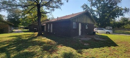 1014 Prairie Ave in Cleburne, TX - Building Photo - Building Photo