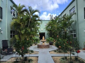 220 Columbia Dr in Cape Canaveral, FL - Foto de edificio - Building Photo