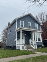 113 W Oneida St in Oswego, NY - Building Photo