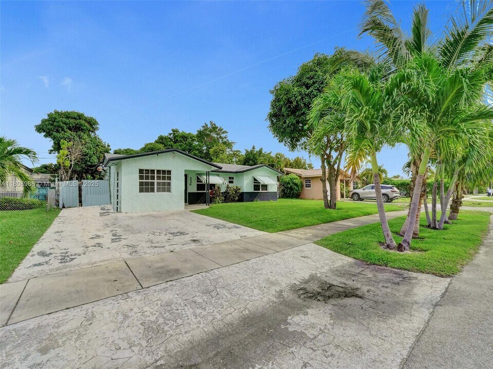 221 NE 31st St in Pompano Beach, FL - Building Photo