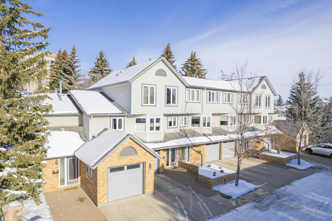 Coachway Green in Calgary, AB - Building Photo