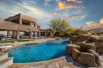 10004 E Santa Catalina Dr in Scottsdale, AZ - Building Photo - Building Photo