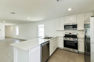 12006 Noble Wood Vlg in Magnolia, TX - Foto de edificio - Building Photo