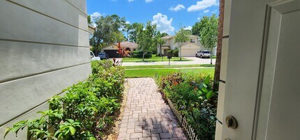 2085 Marblehead Way in Port St. Lucie, FL - Foto de edificio - Building Photo