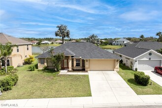 18401 Pine Nut Ct in Lehigh Acres, FL - Foto de edificio - Building Photo