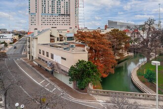1022 N Navarro St in San Antonio, TX - Foto de edificio - Building Photo