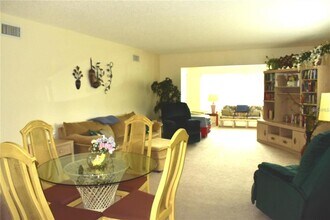 2417 Persian Dr in Clearwater, FL - Building Photo - Building Photo