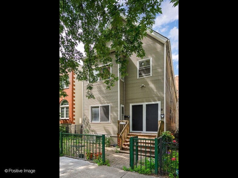 2142 N Maplewood Ave in Chicago, IL - Building Photo