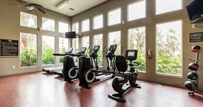 Old Farm Apartment Homes in Houston, TX - Foto de edificio - Building Photo