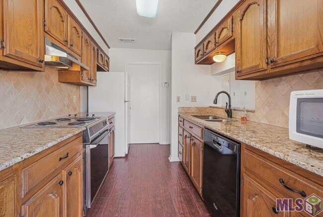 property at 4625 Parkoaks Dr