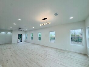 387 Old Lockhart Rd in Lockhart, TX - Foto de edificio - Building Photo