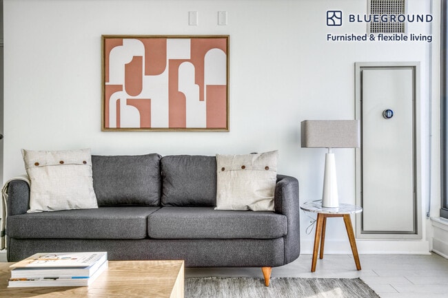 1035 W Van Buren St, Unit GO FL22-ID523 in Chicago, IL - Building Photo - Building Photo