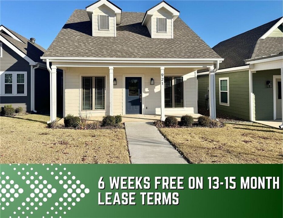 921 NE Hts Ln in Bentonville, AR - Building Photo