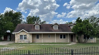 5054 Old Goforth Rd in Buda, TX - Building Photo