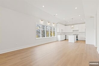 445 Ramapo Valley Rd in Oakland, NJ - Foto de edificio - Building Photo