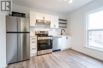 9 Stirton St in Hamilton, ON - Building Photo - Building Photo