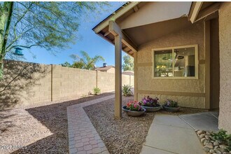 12801 S 50th Way in Phoenix, AZ - Foto de edificio - Building Photo