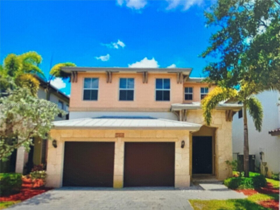 10464 NW 70th Ln in Doral, FL - Building Photo