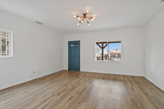 2435 Houston St in Los Angeles, CA - Building Photo - Building Photo