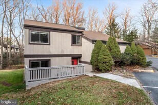 2337 Glade Bank Way in Reston, VA - Building Photo