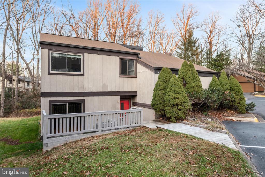 2337 Glade Bank Way in Reston, VA - Building Photo