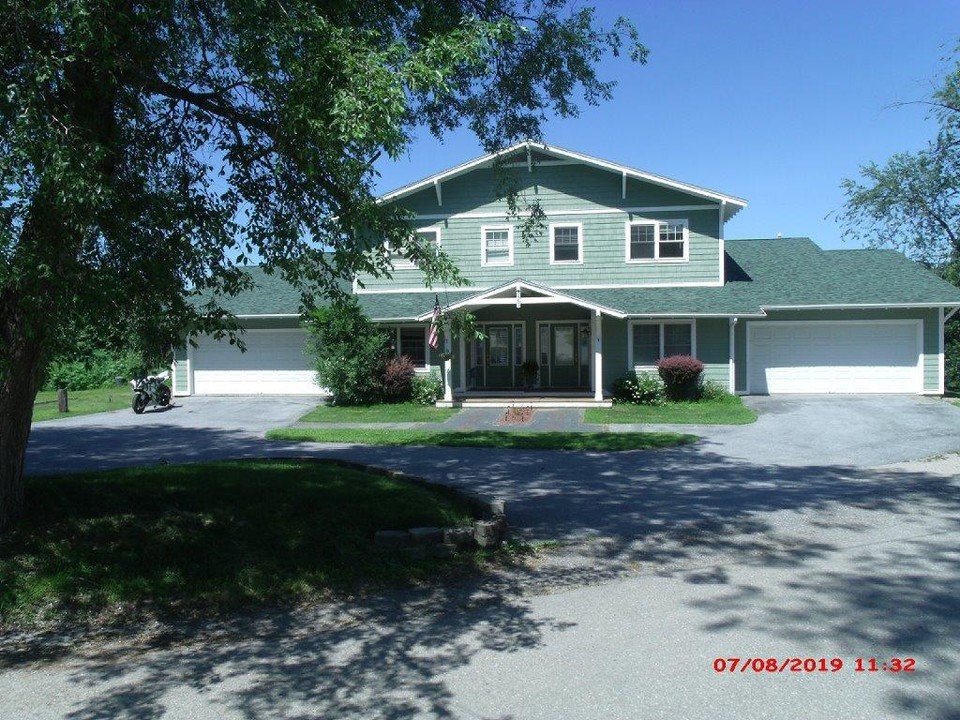 1465 E Lakeshore Dr in Colchester, VT - Building Photo