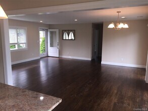 13 Whiting Rd in East Quogue, NY - Building Photo - Building Photo